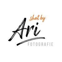 shot by ari fotografie logo image